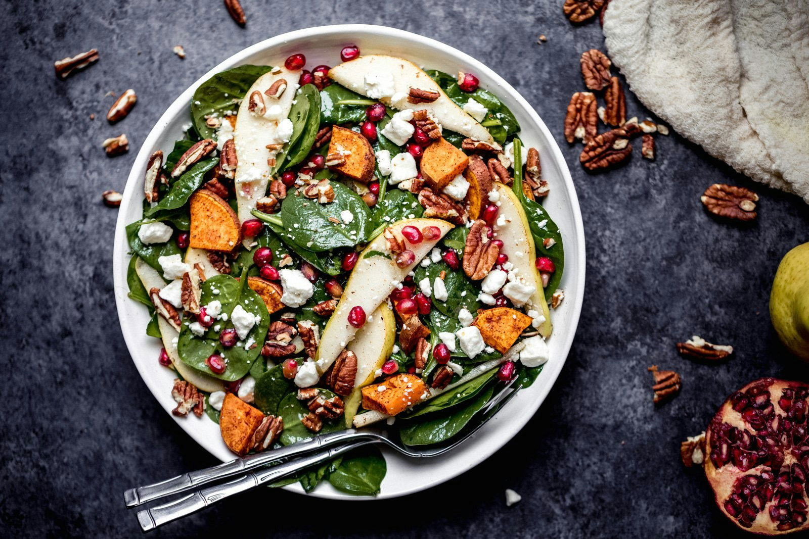 Salade de patates douces rôties, épinards, poire & grenade